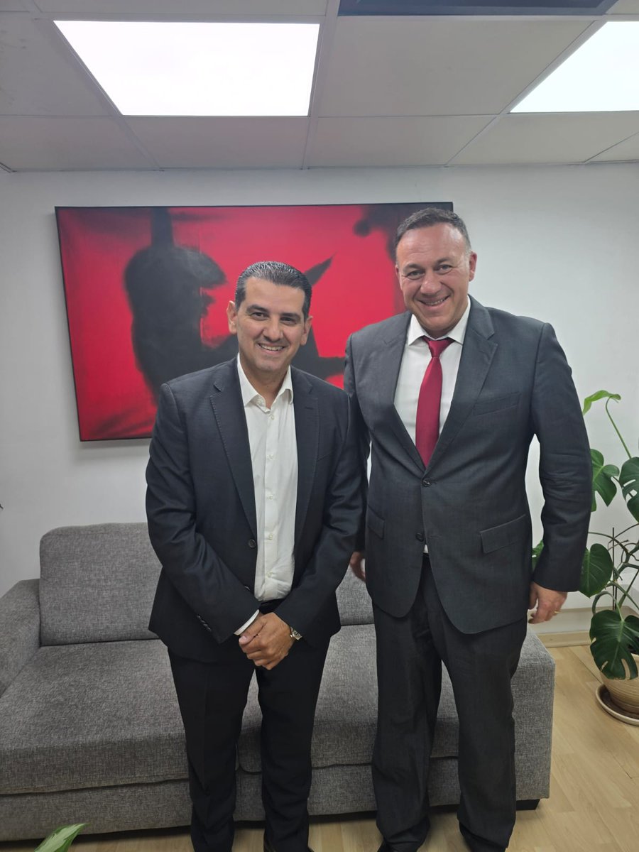 מחזקים את שיתוף הפעולה: משלחת מאסותא נפגשה עם שר הבריאות של קפריסין 🇮🇱🤝🇨🇾

בביקור רשמי בקפריסין, נפגשו נציגי אסותא עם השר מיכאליס דמיאנוס וצוותו, סיירו בבתי חולים מקומיים ודנו בהפניית מטופלים קפריסאים לקבלת טיפולים מתקדמים בישראל.
בתמונה:ודים פרמן, סמנכל סחר וכלכלה באסותא עם השר