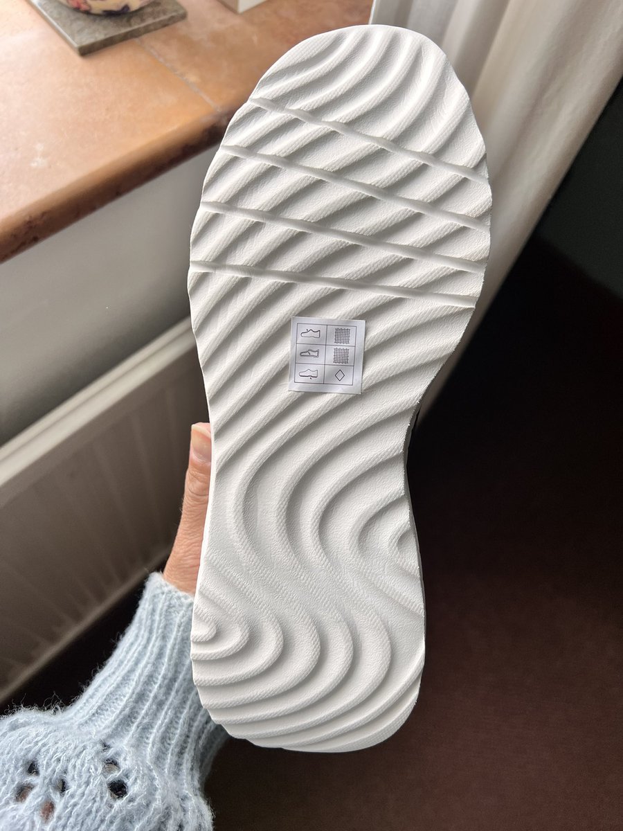 jojofretwell's tweet image. @SportsDirectUK Order no: SD40000126028851
Shocking experience with your customer service team. Refund refused for trainers which I only tried on once in my home &amp;amp; returned due to not fitting me. I have photos to prove they are in perfect condition. I will be taking this further!