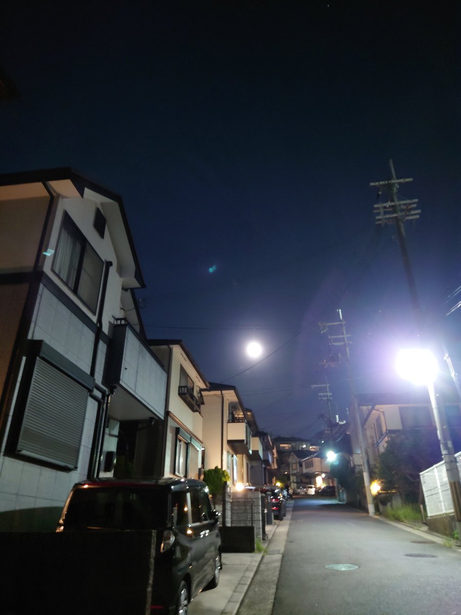 etoilebleue2010's tweet photo. 昨日から謎の緑の光が写り込む… https://t.co/rZPCQdJ7Mg