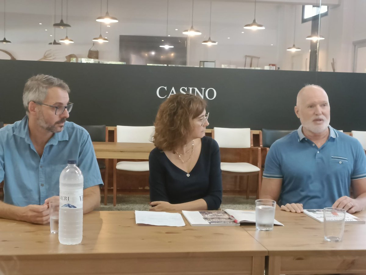 Josep Pastells Mascort (@joseppastells) on Twitter photo A la imatge captada per la Glòria Cabratosa només m'acompanyen la Cristina Quesada i l'Albert López Tauler, però ahir al matí més de 50 persones van assistir a la presentació de l'últim número de Gavarres al Casino Castellarenc. Moltes gràcies a tothom! <a href="/GrupGavarres/">Grup Gavarres</a> <a href="/madriaroura/">Àngel Madrià Roura</a> A la imatge captada per la Glòria Cabratosa només m'acompanyen la Cristina Quesada i l'Albert López Tauler, però ahir al matí més de 50 persones van assistir a la presentació de l'últim número de Gavarres al Casino Castellarenc. Moltes gràcies a tothom! <a href="/GrupGavarres/">Grup Gavarres</a> <a href="/madriaroura/">Àngel Madrià Roura</a>