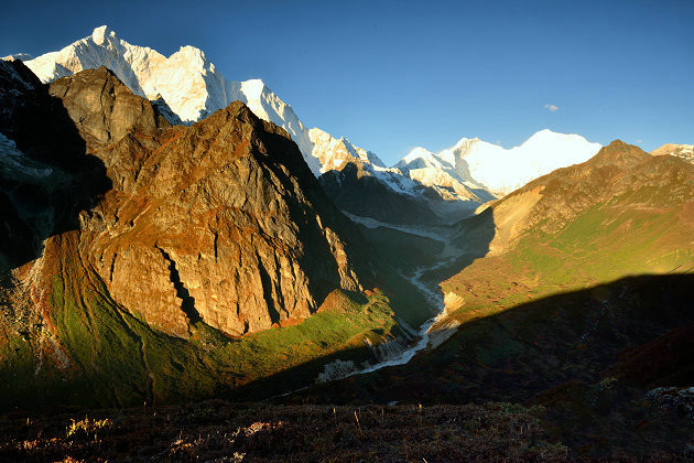 ChinaExpedition's tweet image. 🌌 Touch the sky at Everest Base Camp!  
⛺ Sleep under a blanket of stars near the world&apos;s highest peak.  
📸 Capture the golden sun painting the snow-capped summit.  
🧗 Feel the ultimate adventure thrill at 5,364m!    
#Qomolangma #Tibet
chinaexpeditiontours.com/city-tours/tib…