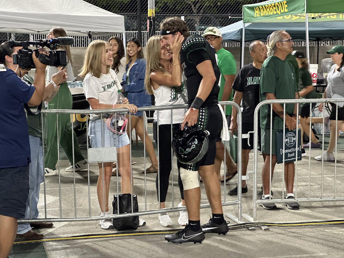 c_shimabuku's tweet image. A special night as well for Luke Weaver’s family. #HawaiiFB