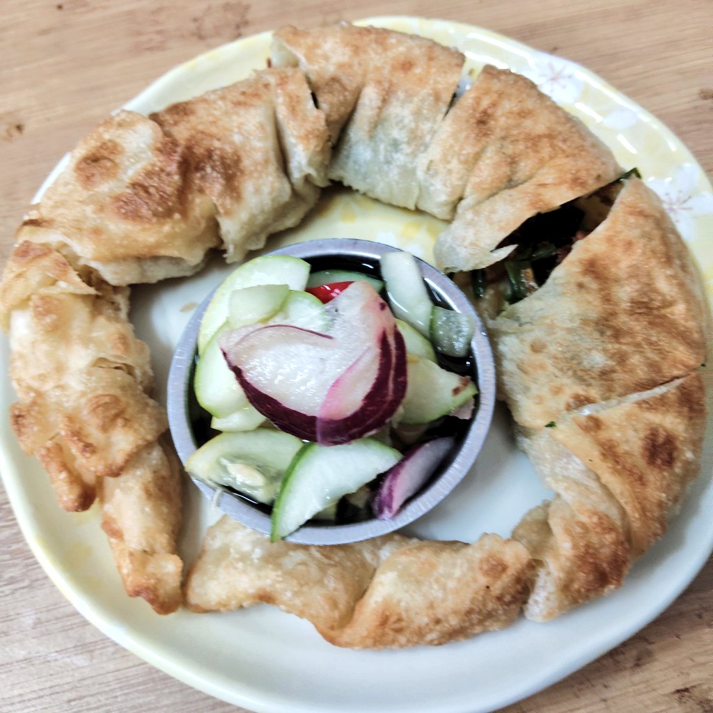 โรตีระเบิด ไส้ต้นหอมหอมเจียว ราดด้วยอาจาด 
ฟินมาก เพราะไม่ชอบกินโรตีใส่นม