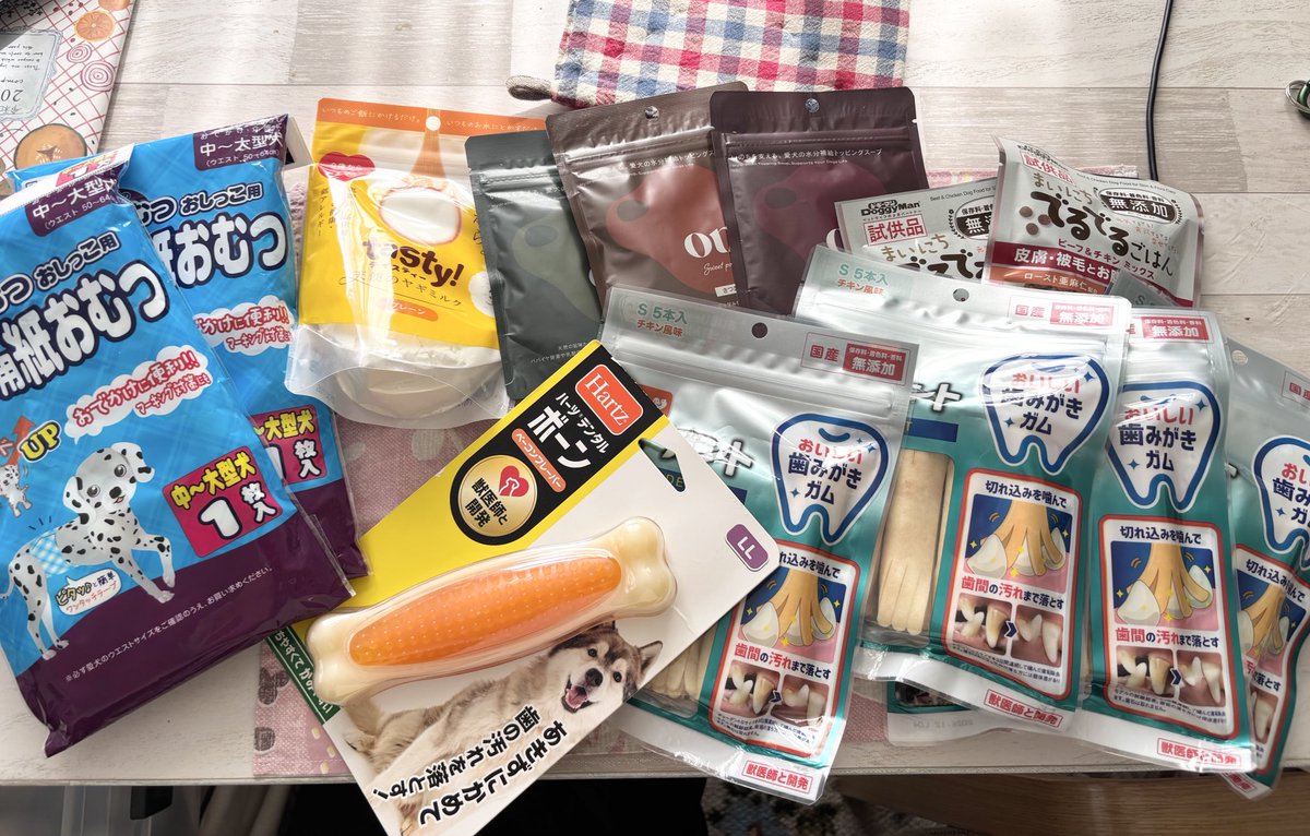 エスコンで手に入れた試供品と買ったものたち🐶🍪
…おやつ買ってないやないかーい！！って気づきました🥹🥹
いつも飲んでるtasty!のヤギミルクがフェスティバル価格でめっちゃ安くなっててあとonesのスープも安く手に入れて満足してたよ…
おやつ無添加おやつ買ってあげようと思ってたのになぁ🥹