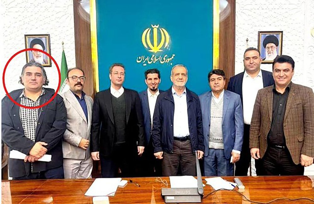 در اوج بحران های معیشتی، تحلیلکرهای حکومتی رواج &lt;پان تورانیسم&gt;و نقشه دویست ساله انگلیس را هشدار میدهند. در این قیل و قال ساختگی، واژه جعلی&lt;پان آذریسم&gt;را هم کنار پان ترکیسم که ابداع یک مجارستانی است آورده اند! آقایان! برای اشاعه پان ترکیسم راه دور نروید!پزشکیان و پسرش در خانه اند!