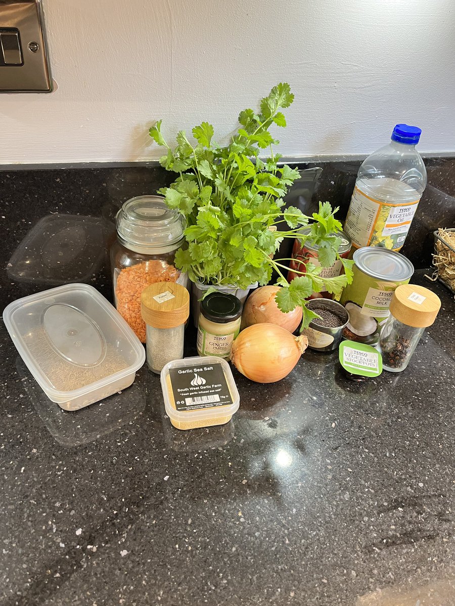 lee_wilkinson2's tweet image. 💥Not everyone is a huge fan of lentils, but this simple dish was an absolute treat with flatbreads to mop up the tasty flavour. Enjoy! 😀
 
💫🌟 Recipe and ingredients here: vm.tiktok.com/ZNdqgLG8q/
 
#WilkoCooks #Homemade #OnePanMeal #LentilSoup #FYP #TwitterSupperClub
