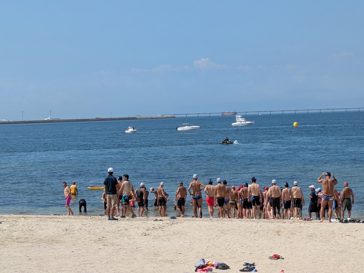 競泳はカチッとコースロープで進路が決められているけど、OWSにはカオスな自由度がある。

自分でコントロールしないと波に流されるし、あえて集団から離れて泳ぐこともできる。これ、ハマりそう。

来年は3キロに挑戦してみよう。