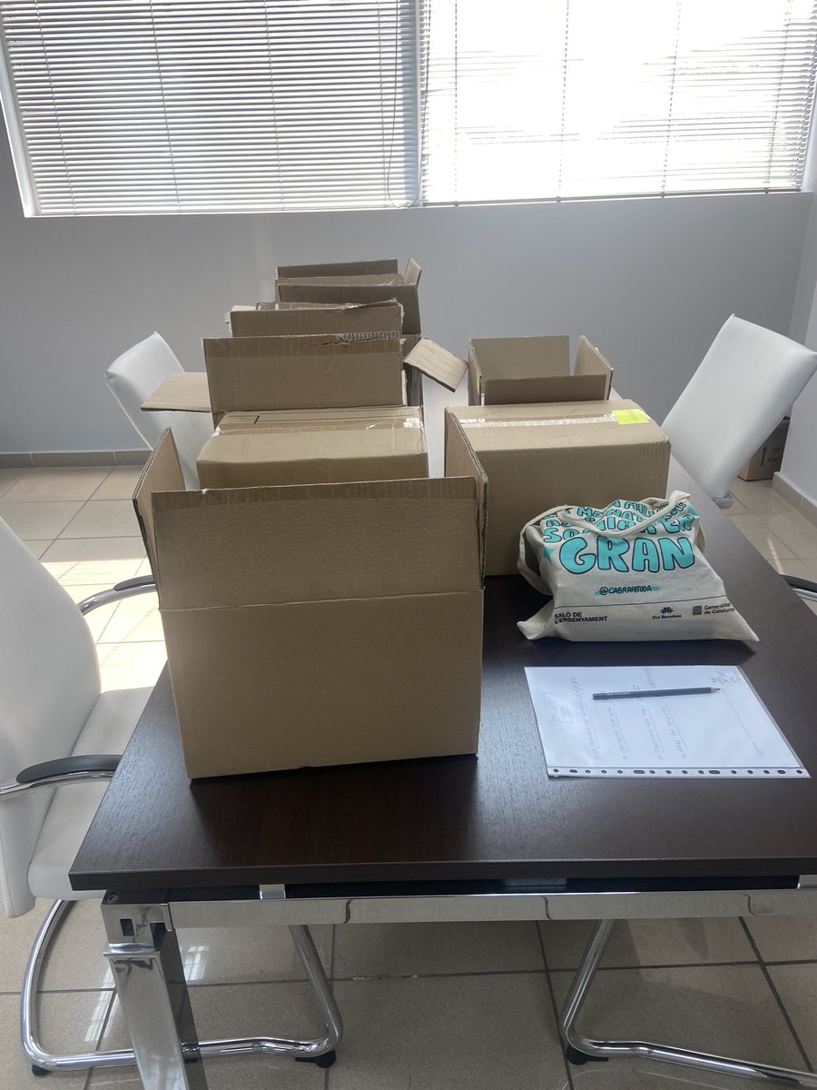 ComitiaEditores's tweet image. Esta semana ha llegado a las librerías “Sobre las Baldosas” de @nuria_vm y ha sido como un vendaval, entre reparto, preparar paquetes y venta online por Amazon. Estamos muy contentos con la buena acogida que está teniendo. Muchas muchas gracias!!
#libros #lectores #escritoras