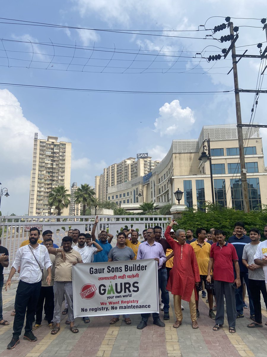 sksahil's tweet photo. @GC7Gaurcity @gaursons_india @GreaterNoidaW @OfficialGNIDA @tejpalnagarMLA @dr_maheshsharma 

Residents of 7th Avenue Society in Gaur City-1, Greater Noida West, held a protest against the Gaur Builder over the long-pending issue of registry, which has been delayed for 3 years https://t.co/H7T5512cWK