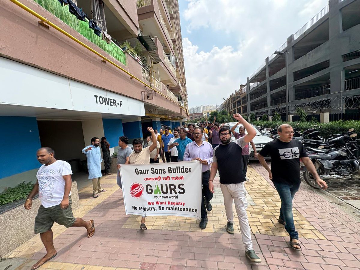 sksahil's tweet photo. @GC7Gaurcity @gaursons_india @GreaterNoidaW @OfficialGNIDA @tejpalnagarMLA @dr_maheshsharma 

Residents of 7th Avenue Society in Gaur City-1, Greater Noida West, held a protest against the Gaur Builder over the long-pending issue of registry, which has been delayed for 3 years https://t.co/H7T5512cWK