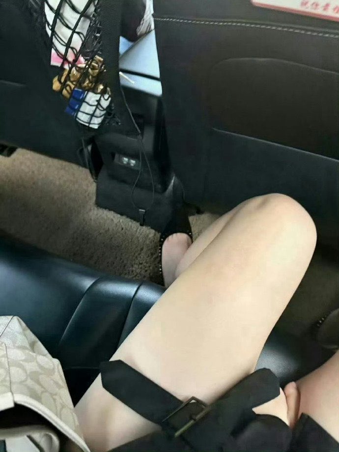 没人安慰我只好自慰了