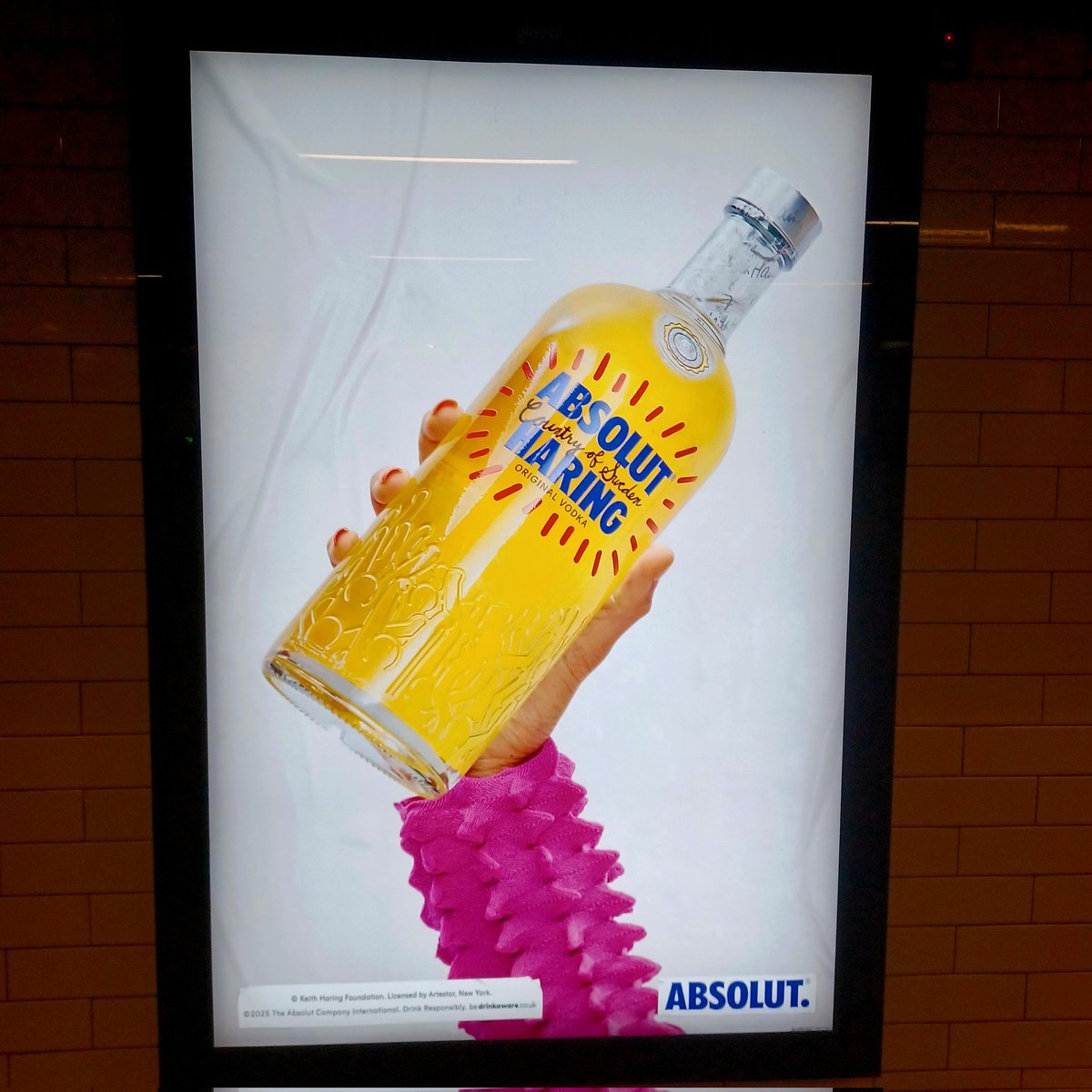 StartLicensing's tweet image. Didn&apos;t see this #licensing partnership coming : @AbsolutUS @ABSOLUTUK partner with @KeithHaringFdn 
A vivid example of the ongoing commercial appeal of #KeithHaring&apos;s #art 
#absolutharing