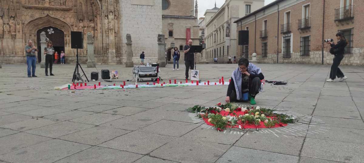 carlos_castedo's tweet photo. Comienza en #valladolid la vigilia por los miles de niñas y niños asesinados en #Gaza #Palestina con la lectura de sus nombres durante todo el día en la plaza de San Pablo 

#StopGenocideInGaza 
#FreePalestine https://t.co/UlFNp3isec