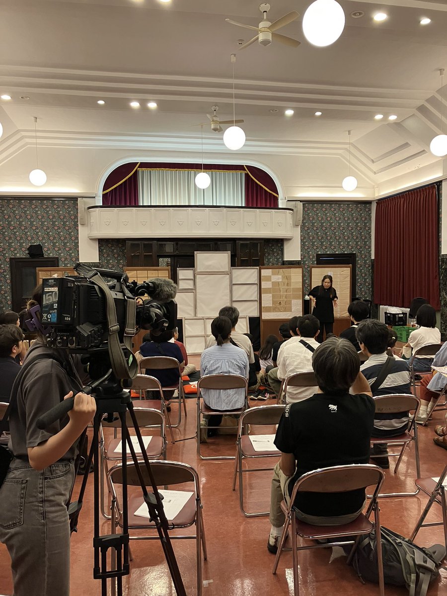 tetuK60's tweet image. 亜細亜の骨『鯨生』東北ツアーも3ヶ所目、盛岡に来ております‼️雰囲気抜群の「岩手県公会堂」にて上演しました。与那国語版、日本語版、そしてワークショップと盛り沢山の３ステージです。めんこいテレビの取材もあったりの濃〜い1日になりました‼️
そして夜は「わんこ蕎麦大会」❣️