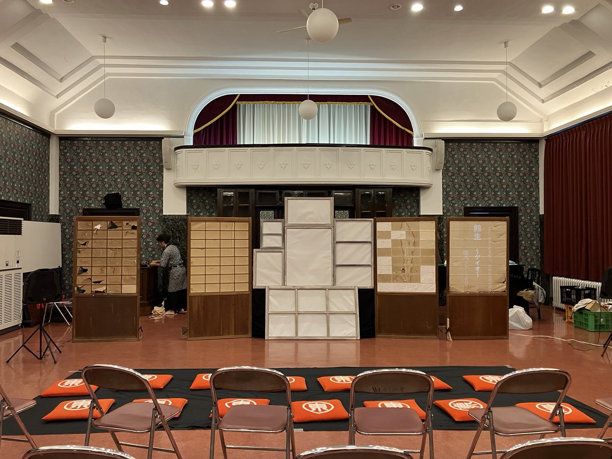 tetuK60's tweet image. 亜細亜の骨『鯨生』東北ツアーも3ヶ所目、盛岡に来ております‼️雰囲気抜群の「岩手県公会堂」にて上演しました。与那国語版、日本語版、そしてワークショップと盛り沢山の３ステージです。めんこいテレビの取材もあったりの濃〜い1日になりました‼️
そして夜は「わんこ蕎麦大会」❣️