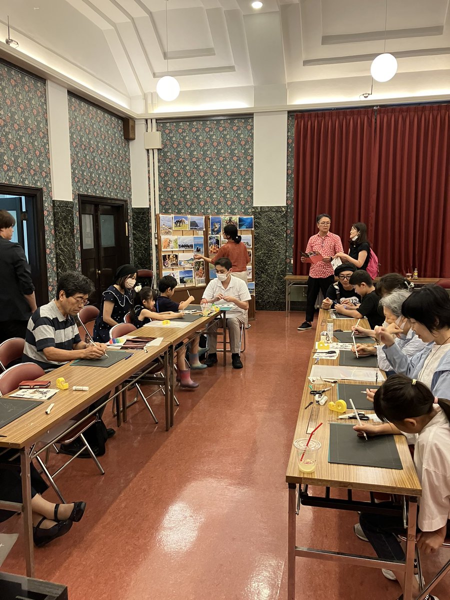 tetuK60's tweet image. 亜細亜の骨『鯨生』東北ツアーも3ヶ所目、盛岡に来ております‼️雰囲気抜群の「岩手県公会堂」にて上演しました。与那国語版、日本語版、そしてワークショップと盛り沢山の３ステージです。めんこいテレビの取材もあったりの濃〜い1日になりました‼️
そして夜は「わんこ蕎麦大会」❣️