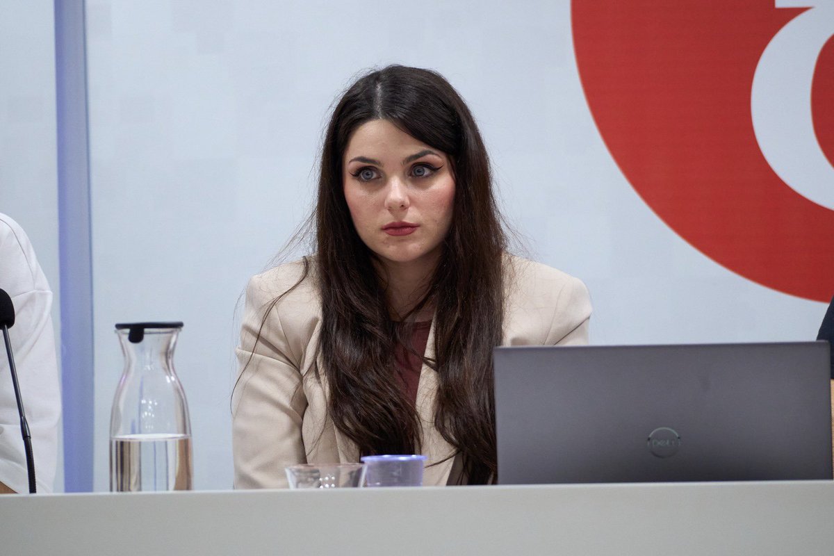 Hoy es el día de recordar que:
- La Becky y yo no somos hermanos.
- Nos casamos hace 7 años.
- Amo a esta muchacha con todas mis fuerzas y aún no me creo la suerte que tengo de vivir y trabajar con ella.