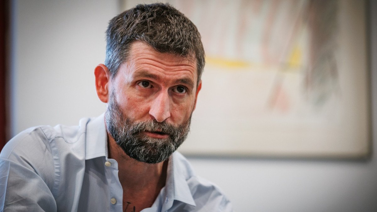 ROSTROS
Se ve el cansancio en el rostro, el dolor de otros y el propio, se ve el esfuerzo de todos estos meses, la resistencia colectiva y el liderazgo político. Y también se ve en sus ojos las ganas torrenciales de aclarar conceptos, el entusiasmo y mucha pedagogía sobre