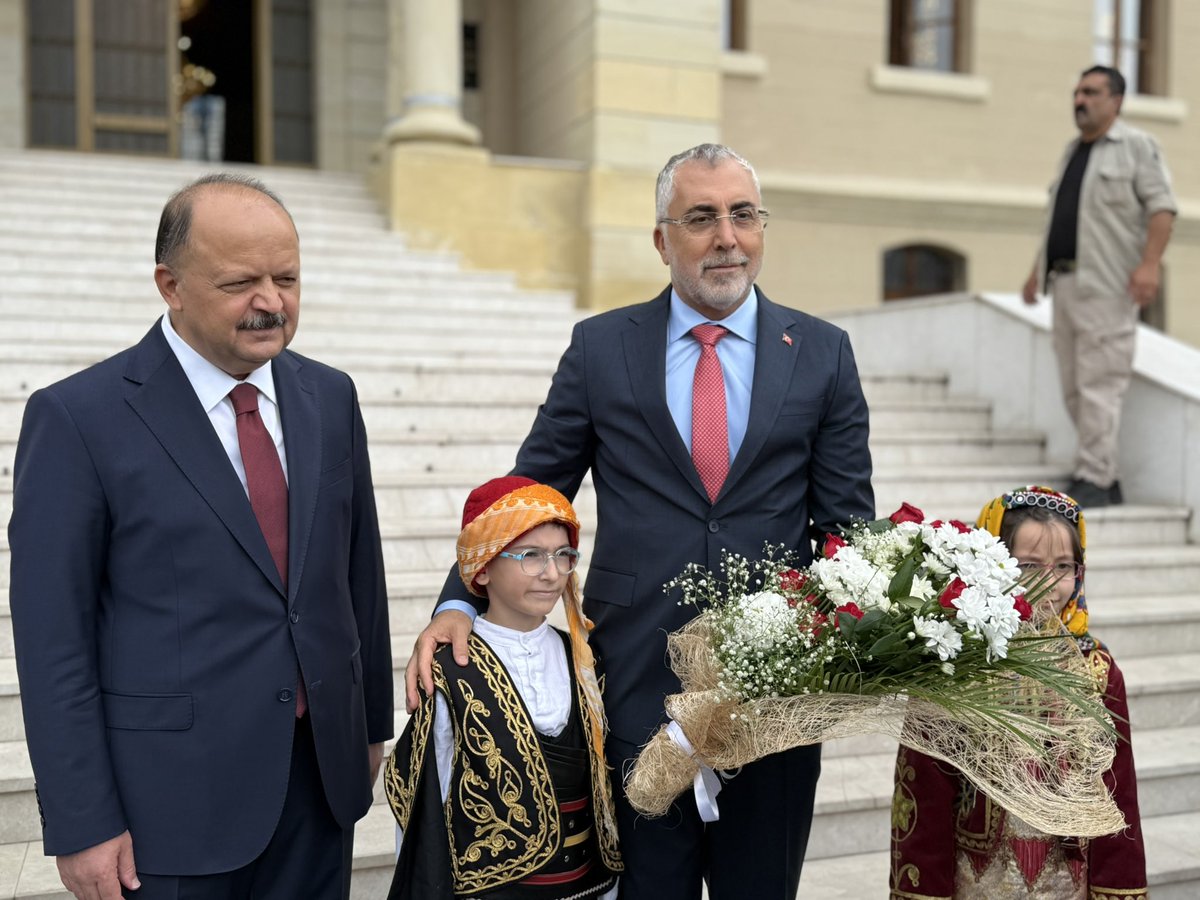 Türkiye Yüzyılı Buluşmaları | Valilik Ziyareti

Çalışma ve Sosyal Güvenlik Bakanımız Vedat Işıkhan ile Kastamonu Valiliğimizi ziyaret ederek ilimizin çalışmaları, projeleri ve yatırımları hakkında kapsamlı değerlendirmelerde bulundular. 
Şehrimizin geleceğine yön verecek