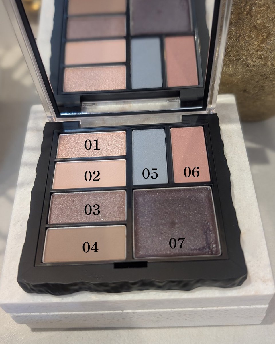 🌿ArteSinsa（アルテシンサ）
👁️アンボイスド アイパレット

これなんと！一つで目元、リップ、チーク、ハイライトにシェーディングまですべて使える万能パレットなの！👀忙しい朝もこれひとつでOKだよ📣✨