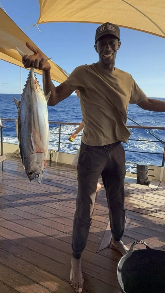 Este es <a href="/Serigne_Mbaye_/">Serigne Mbaye</a>, ex-diputado y Secretario de Antirracismo de <a href="/PODEMOS/">Podemos</a>.

Ahora mismo es el Jefe de Cocina del buque Sirius de la <a href="/GlobalSumudFlot/">Global Sumud Flotilla</a> rumbo a #Gaza, y aquí está feliz con su atún recién pescado.

Gracias por ser ejemplo de dignidad, hermano.
#FreePalestine