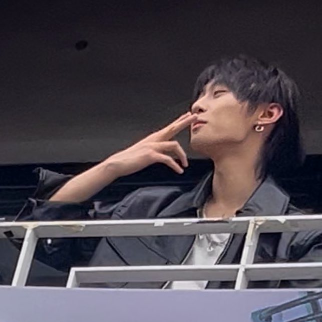 ジョンシン伝説

Weiboの名前を必ず戻ってくるに変更＆ファンの母国語を調べてコメント返し
↓
深夜2時の飛行機で韓国へ
↓
ペンカフェに降臨
ファン全員と写真を撮る
1対1でファンミーティング
アルファサポート特典が消失して残念がるファンのため1人1人とインセンネッコをとる
インスタ開設宣言