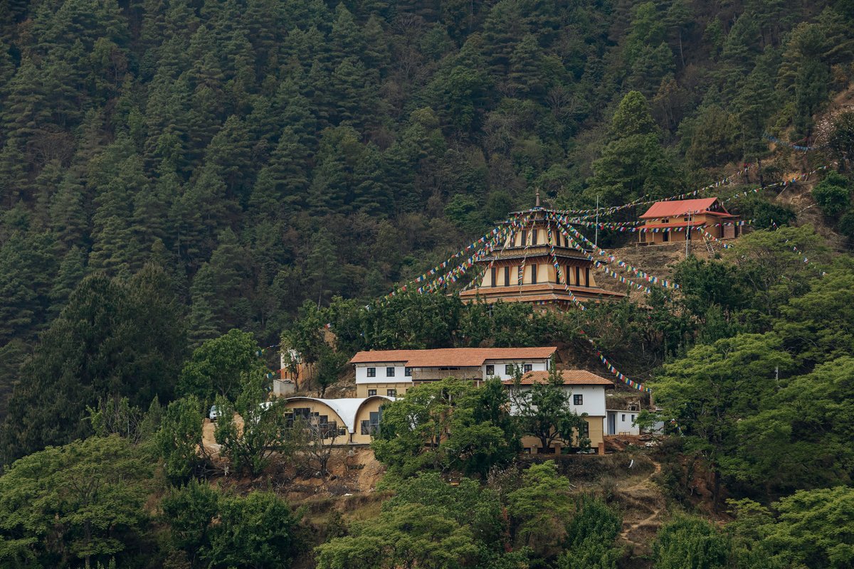 w_emerg's tweet image. What if Buddhist symbolism met #sustainable design?
Near Kathmandu, Abari (Nripal Adhikary) built the Mahamudra Meditation Centre with bamboo trusses shaped like a mandala . A blend of stupas, #rammedearth, #bamboo &amp;amp; copper craft, tradition + innovation in harmony.
#Nepal
