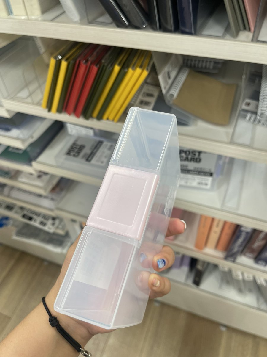 กล่องใส่โปสการ์ดที่ถูกต้องมากๆๆๆๆๆ ที่ผ่านมาพยายามเอาใส่แฟ้ม แต่มันท้อเหลือเกินต้องมาใส่ทีละอันๆ😭🙏🏻