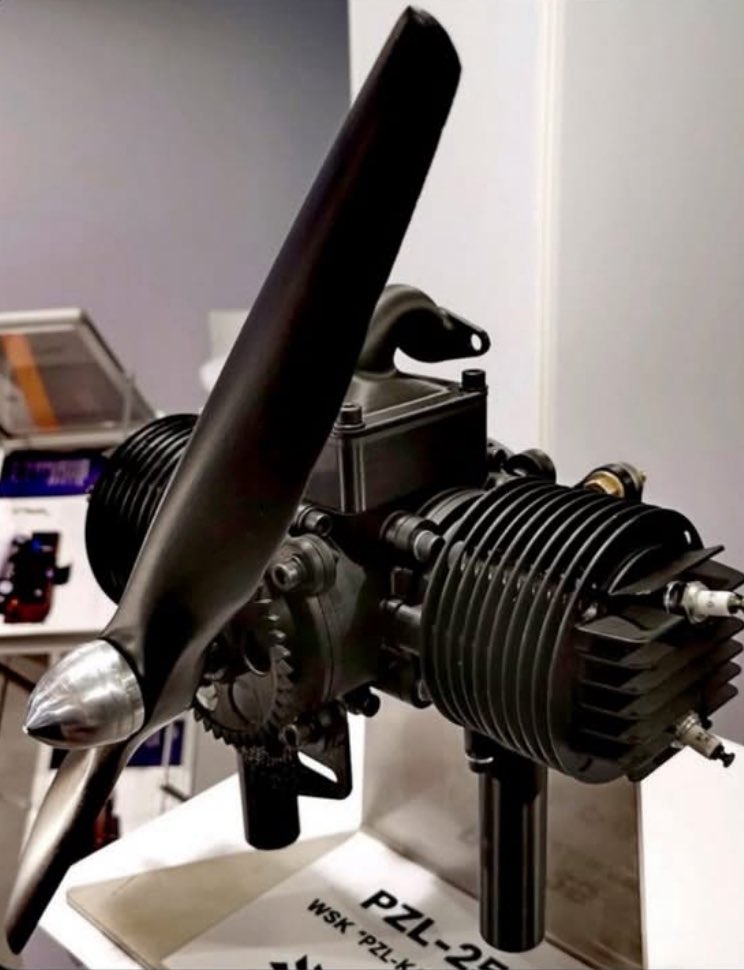 segment_b_pl's tweet image. Silnik PZL-25 zaprezentowany na MSPO 2025
Podczas MSPO 2025 zaprezentowano silnik PZL-Kalisz PZL-25 przeznaczony dla bezzałogowych statków powietrznych.
Jak wskazuje oznaczenie, moc jednostki podawana jest w kilowatach. W toku prac rozwijana jest obecnie wersja o mocy 45–50 kW.…