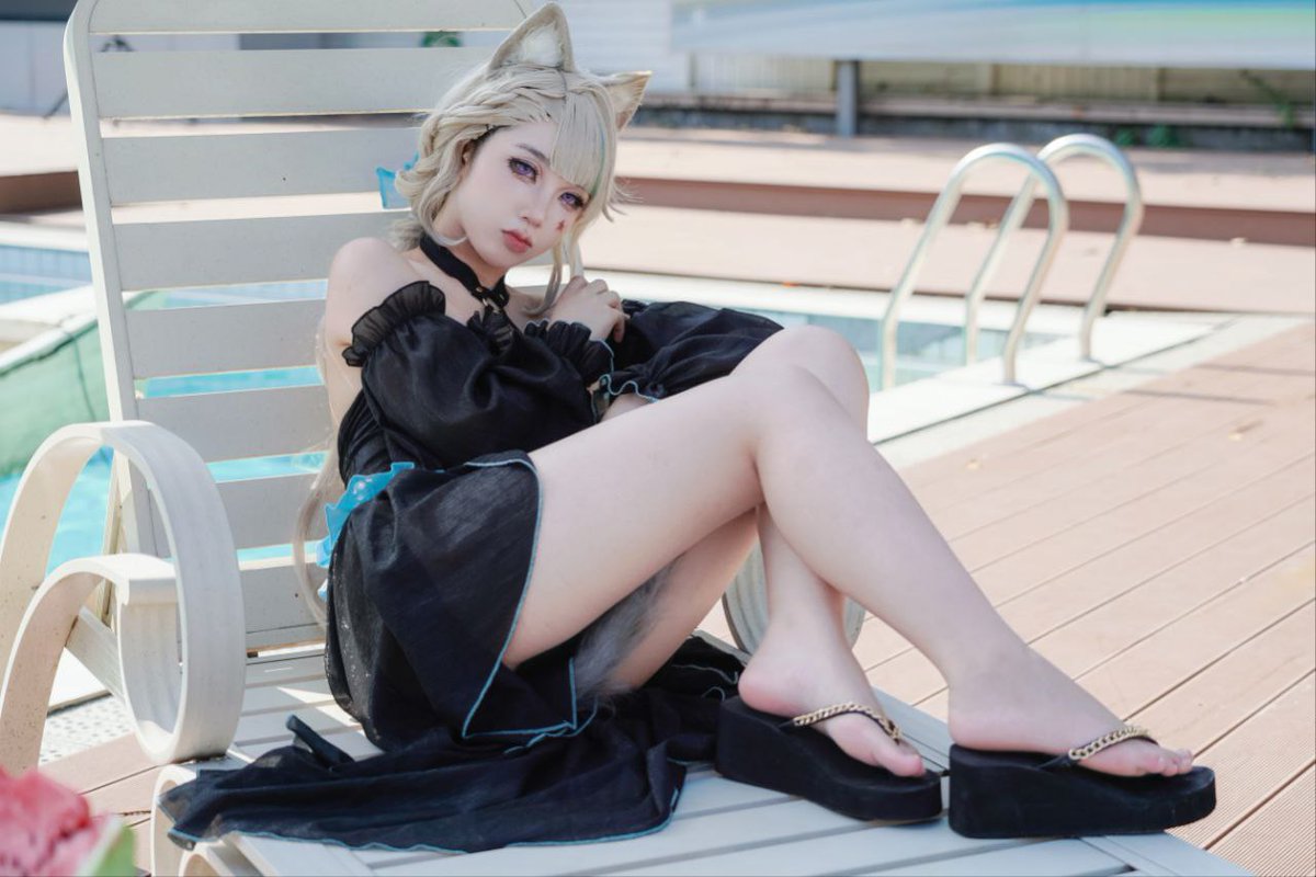 萧墨的cos真是一股的婊子味儿，丑骚浓妆脸里那股媚男淫劲遮都遮不住，故意展示裸腿和肉厚脚丫的母猪模样更是让人想爆肏这个傻逼浪货。像这样的泳装团片拍完，萧墨的小穴和屁眼肯定会被各种男人的精液灌满，翻着白眼发出淫贱闷哼，臭脚缠着还在努力耕耘的肥宅摄影腰部渴望继续被内射中出。
#意淫 #coser