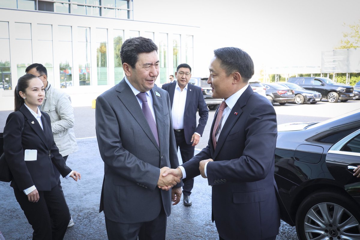 AmaraaDshzvg's tweet photo. 🇰🇿🤝🇲🇳 Бүгд Найрамдах Казахстан Улс дахь албан ёсны айлчлал өндөрлөлөө. Манай улсын Төв Ази дахь бат бөх гүүр, “Стратегийн түнш” БНКУ-д УИХ-ын даргын түвшинд 22 жилийн дараа айлчиллаа. 

📋 Айлчлалаар БНКУ-ын Парламентын Мажилисийн дарга Е.Кошановтой хууль тогтоох байгууллага хоорондын хамтын ажиллагааг өргөжүүлэх чиглэлээр хамтын ажиллагааны санамж бичиг байгууллаа. 

📝 БНКУ-ын Парламентын Сенатын дарга М.Ашимбаевтай уулзаж, томоохон төсөл, хөтөлбөрүүдийг нэмэгдүүлэн, шинжлэх ухаан, боловсролын салбарт харилцаагаа эрчимжүүлэх талаар санал солилцов.

👏 БНКУ-ын Ерөнхийлөгч Эрхэмсэг ноён Касым-Жомарт Кемелевич Токаевт бараалхлаа. 

📌 “Монгол-Казахстаны Ажил хэргийн зөвлөлийн хоёрдугаар хуралдаан” Астана хотноо зохион байгуулагдаж, 2 улсын төр, хувийн хэвшлийн 150 гаруй төлөөлөл оролцлоо. 

✅Астана дахь Сансар судлалын төв,  “Самрук Казына” баялгийн сан, “Казатомпроп” зэрэг компаниудад ажиллаж, хамтын ажиллагаа тогтоох, туршлага судлах, хамтарсан төсөл, хөтөлбөр хэрэгжүүлэх боломжуудын талаар ярилцлаа.