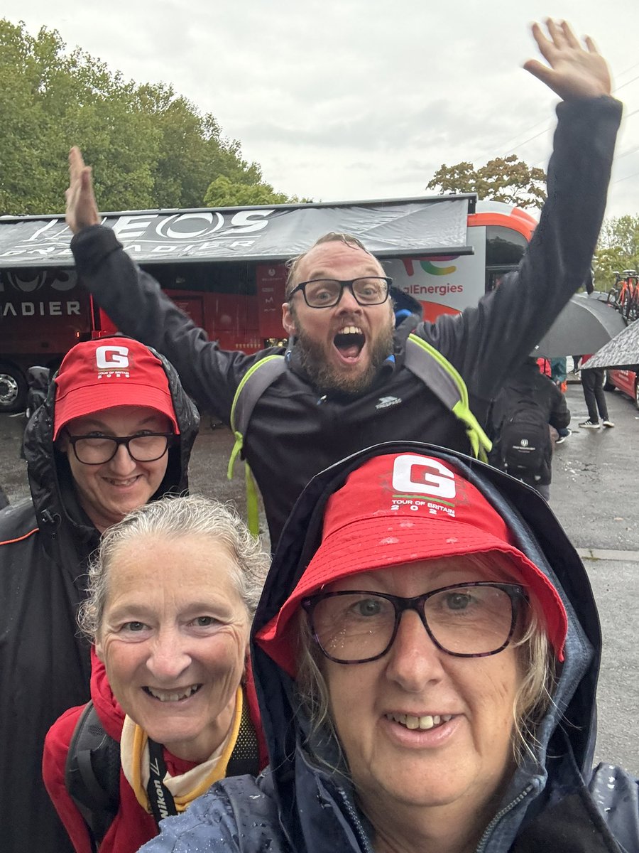 Guess where we are ? <a href="/INEOSGrenadiers/">INEOS Grenadiers</a> #velodromo