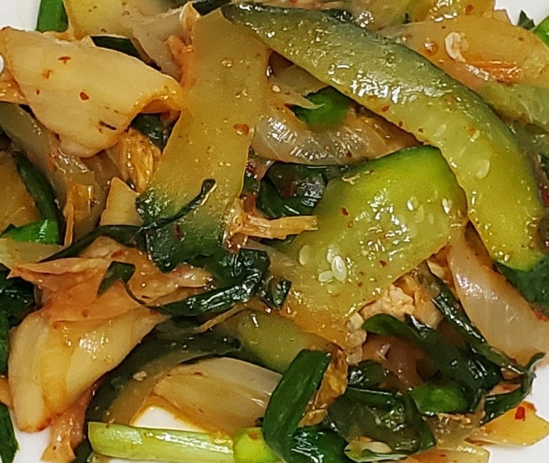 今日のきゅうりです

「豚キムチ炒め～きゅうりも入れちゃお」です🥒
きゅうりとキムチ相性ばっちりです

かんぱーい🍹
