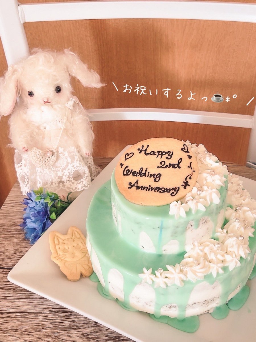 紅茶のスポンジに
白桃🍑とホワイトクランチ💭挟んで
ネイキッドケーキに🧁

青いドリップとアラザンで飾って
ほんのりミントのクッキーのせてみた🌿

今日は“リュシー”も
手伝ってくれて嬉しい🐇🎀

#２段ケーキ #ウェディングケーキ 
#お菓子作り #ホールケーキ 
#ぬい撮り #ぬいぐるみ