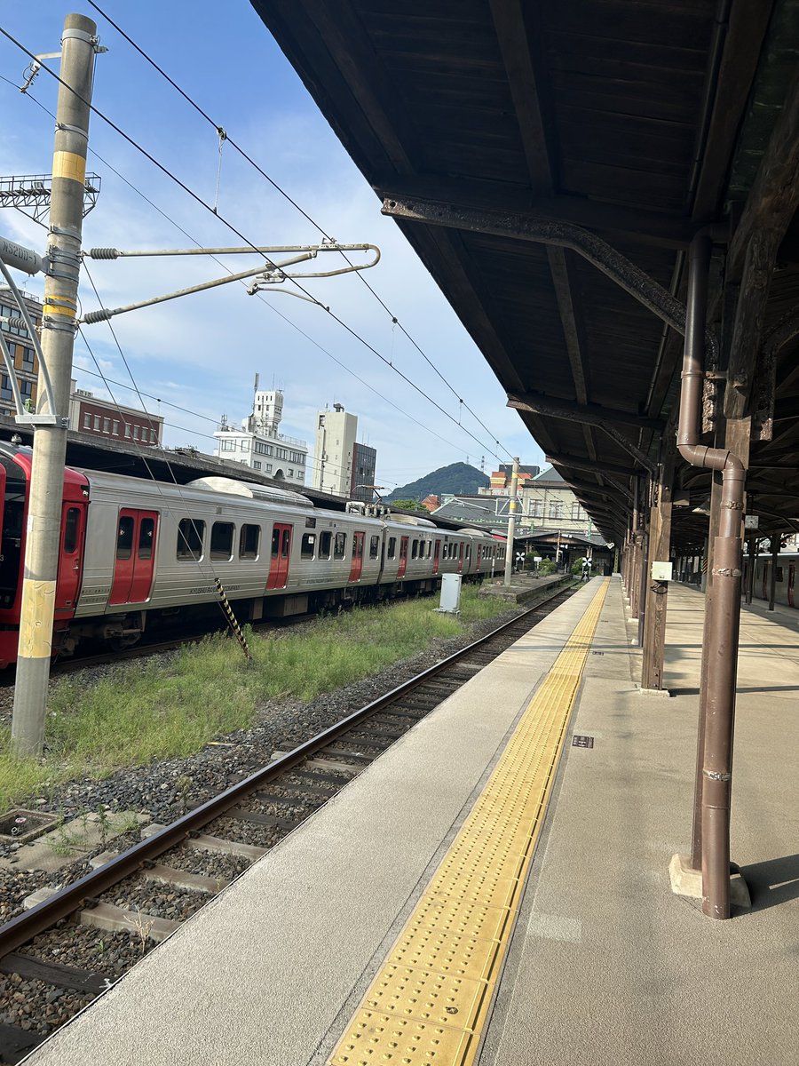 九州に生まれて初めて上陸して、鹿児島本線の快速に乗ってるんだけど中々運転荒いなこの電車。関東で例えるなら湘南新宿ラインの普通と言ったところかな？