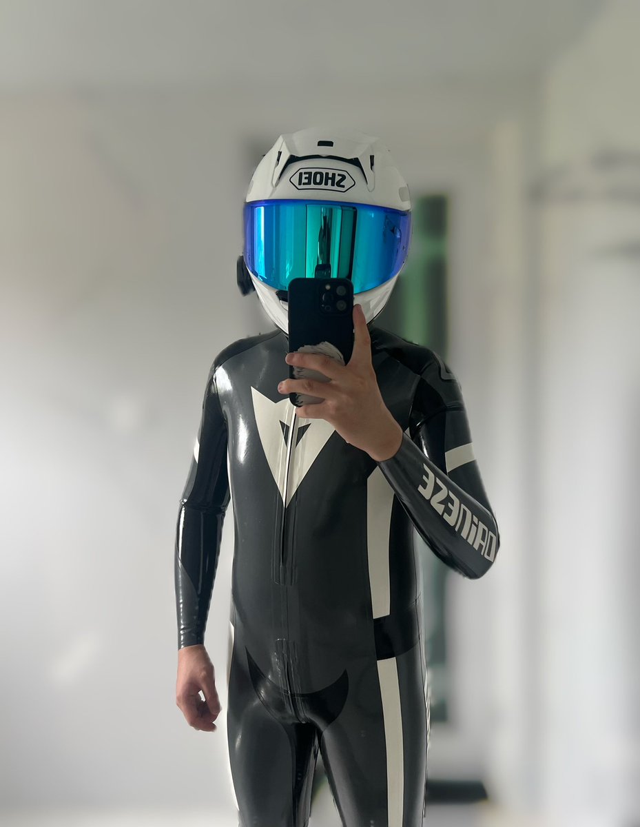 maxis_rz's tweet photo. 戴头盔真的是纯纯大头娃娃了hhh
有机会和我的白色🏍️一起拍照应该会挺搭的？ https://t.co/ke47jNBo36