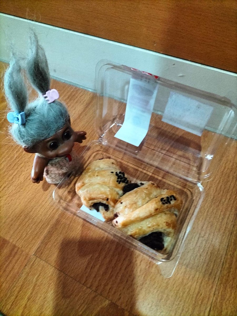 ChrisCsd1's tweet image. #Discounted #Bakery We bought these yummy red bean filled croissants from a mini-supermarket branch in our local area, which we visit frequently. Santina was pleased we got them too!