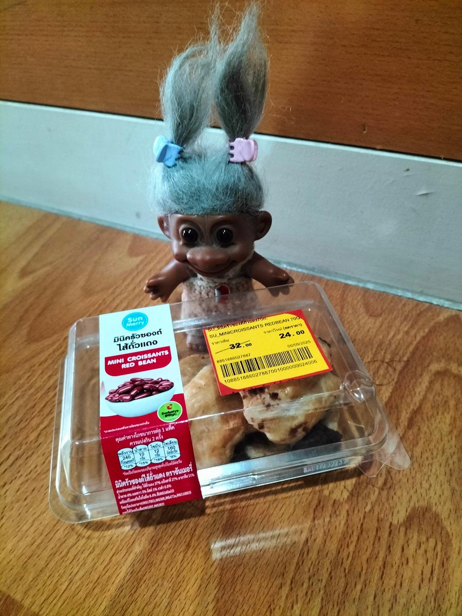 ChrisCsd1's tweet image. #Discounted #Bakery We bought these yummy red bean filled croissants from a mini-supermarket branch in our local area, which we visit frequently. Santina was pleased we got them too!