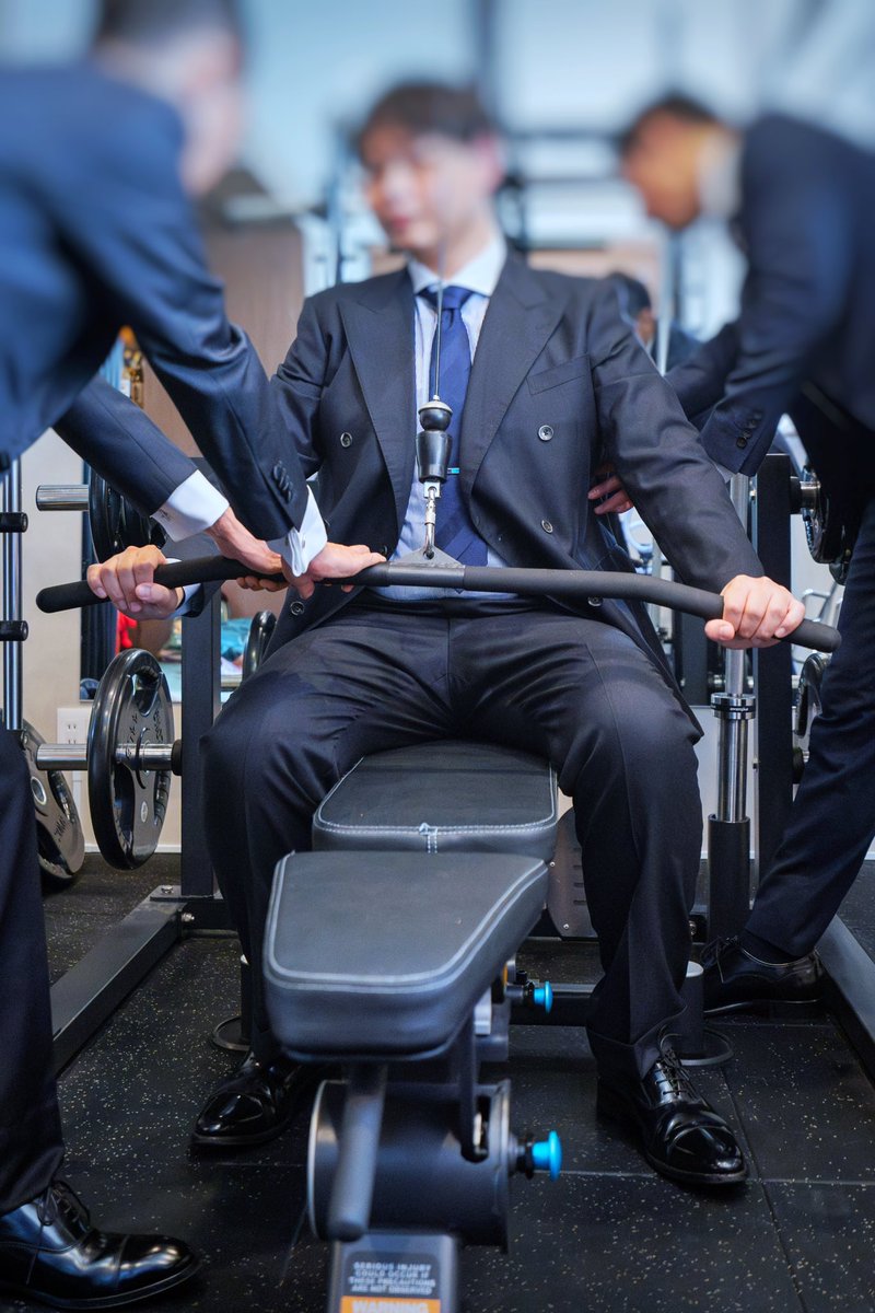 こんなエロいジムがあれば毎日に行って来ますよ。改めてスーツとタキシードトレーナーさんと一緒にジムで住みたいです。