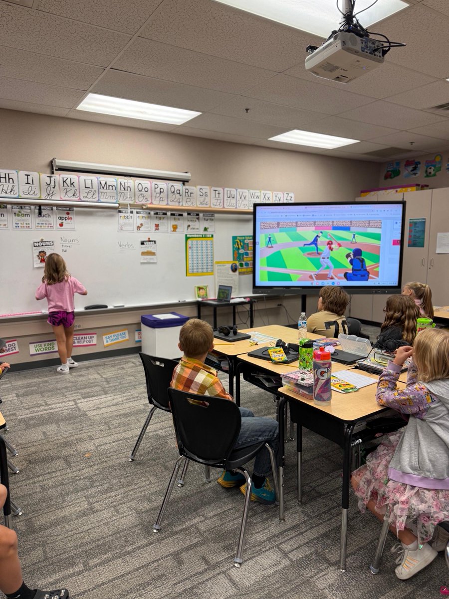 ✏️📚 Mrs. Macke’s students have been working on classifying nouns and verbs! Using a picture on the BenQ, they found many great examples and practiced identifying each one. 💙🐾

#WatchSunmanDearborn