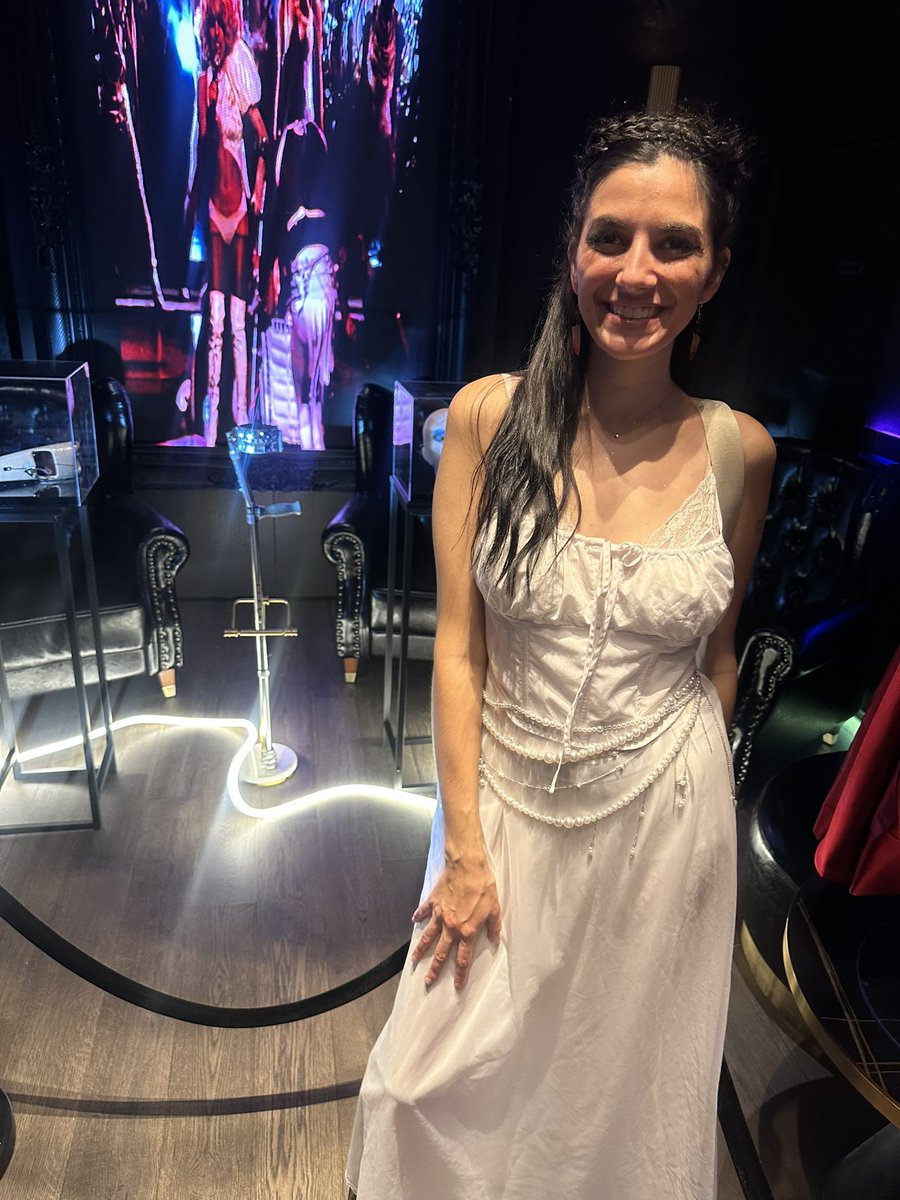 Me and THEEEEEE VMA paparazzi cane 😭 thank you for displaying and preserving such an iconic part of pop culture <a href="/landonsarchive/">Landon’s Archive</a> 🪩🩼