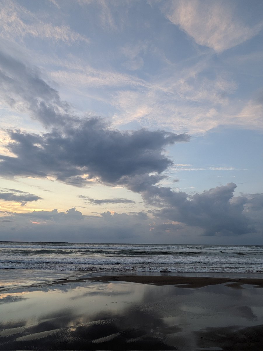 夕陽が雲に隠れて夜が早い感じ
今日は空がざわざわしてたな☁️