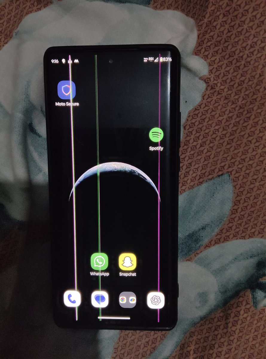 Alphapanday02's tweet image. Selling phones that develop Green Line Issue in a few months is nothing but cheating. Customers spend lakhs on your flagship devices and you refuse support. Shameful! #GreenLineScam #SayNoToMotorola #FraudCompany