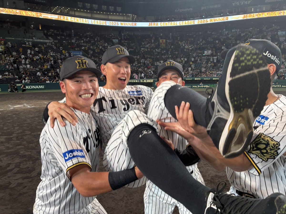 TigersDreamlink's tweet photo. 糸原選手を胴上げ！
グラウンドで歓喜を分かち合う！⑦

#虎V2025
#90th
#阪神タイガース 
#鼓動を鳴らせ_虎道を進め https://t.co/ntr29hNkqa