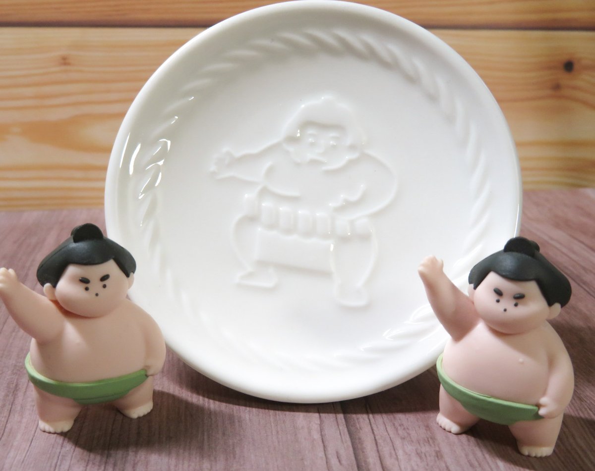 キャンドゥのお相撲さん食器、ついに買えました！！本当に可愛い…！
こんなに可愛い食器が100～300円で買えてしまうとは…凄い時代になりましたね。
小皿に醤油を入れて、柄が浮かび上がるのを見るのが楽しみです✨
#sumo