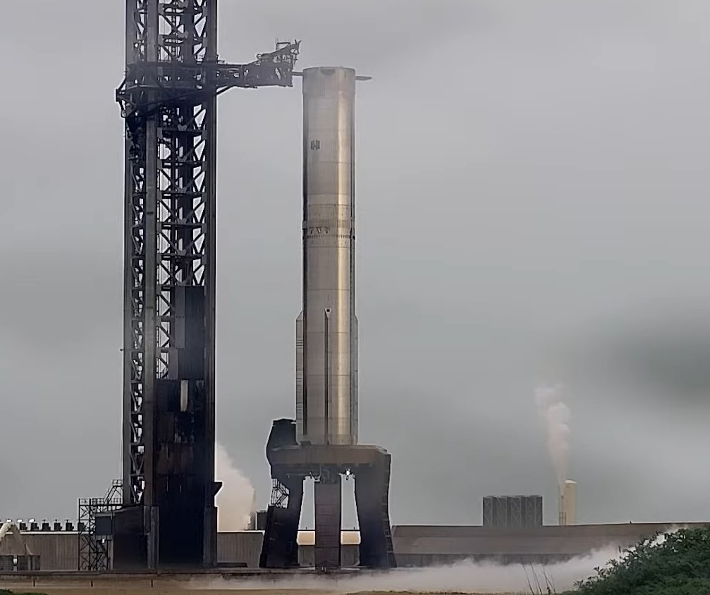 The tank farm is spooling up ahead of the final booster static fire on this launch mount.

Track Starbase Here: figma.com/design/2AvC161…
Join Our Discord Here: discord.gg/ZbrSYPzDAq

📸NSF | Starbase Live

#Tracking #starship #Starbase #SpaceX