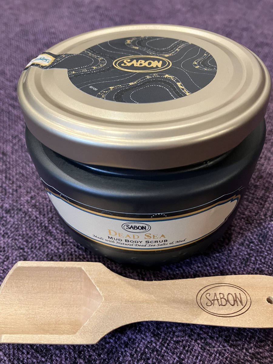 友だちに勧められてSABONのボディスクラブ買ってみた

黒のだけちょっと成分が違うらしい、店員さんが丁寧に教えてくれたけど覚えてられなかった😅

使うの楽しみ💕