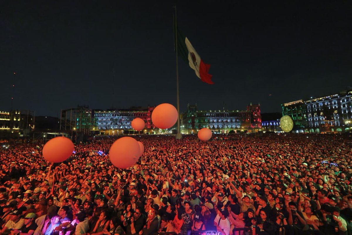 IMER_Noticias's tweet photo. 🎶 Más de 180 mil personas corearon Atrévete-te-te, Latinoamérica y los grandes éxitos de @Residente este sábado en el Zócalo de CDMX.

🔥 El concierto abrió con el hip hop femenino de @AriannaPuello, @ximbomb, #NiñaDioz, @PraniaEsponda, #Azuki y #Mena. https://t.co/6jpaaU0vvm