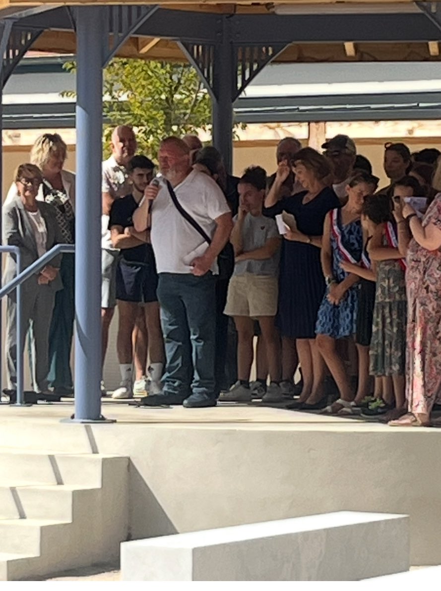 Ce matin aux côtés de Monique Sémavoine maire de Mazères  Lezons, son équipe municipale, le conseil municipal des enfants, le comité des fêtes avec son Pt Jean Marc Lacrampe pour un hommage aux morts pour la France avec dépôt de gerbes au monument aux morts.  Après les discours ,
