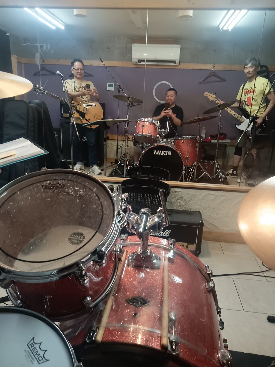 daisukeoochi's tweet photo. 文化祭の季節ですね～。教員は生徒と一緒に汗かいて頑張ってるんだけど、私だけ汗の成分が違うように感じるこの頃は〜精彩を欠いた私が助け舟を仰ぐ！ https://t.co/jgu0QCZaC3